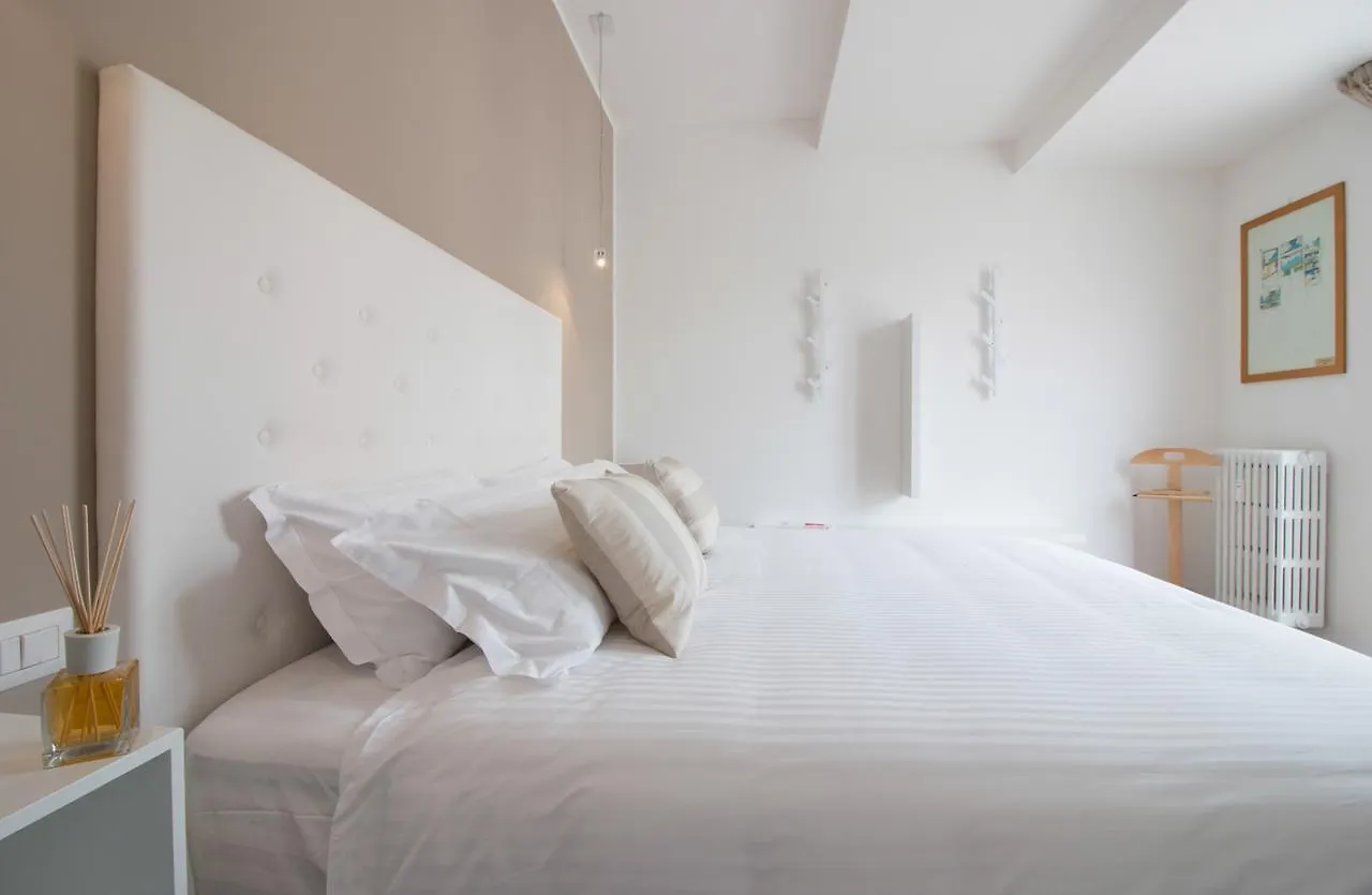Suite San Babila Deluxe Milano 0*,  İtalya